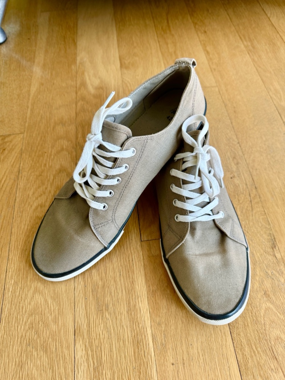 H&M Men’s Beige Canvas Lace-Up Sneakers with White Laces
